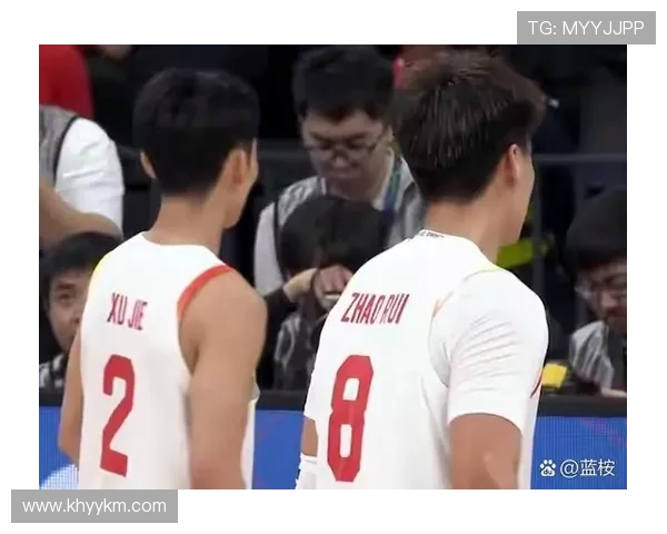 中国男篮蓝队迎战韩国队全力争胜展现实力与团队精神